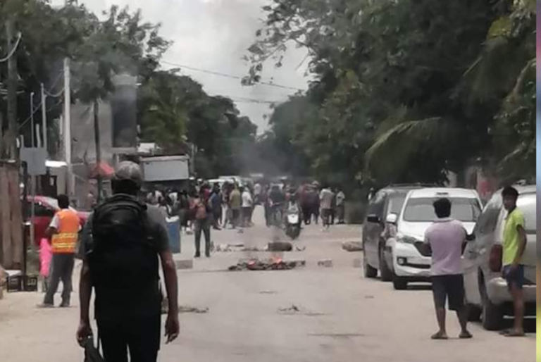 Enfrentamiento entre policías y ciudadanos de Tulum por desalojo