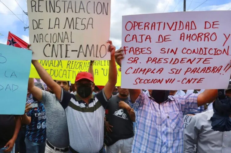 Maestros de la CNTE bloquean acceso a evento de AMLO en Chiapas