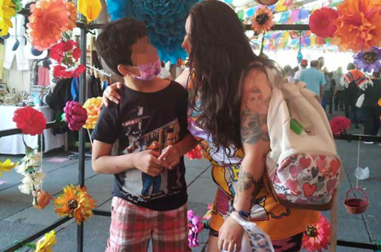 ¿Cuál era la condición del hijo de Luz Raquel y por qué molestaba a sus vecinos?
