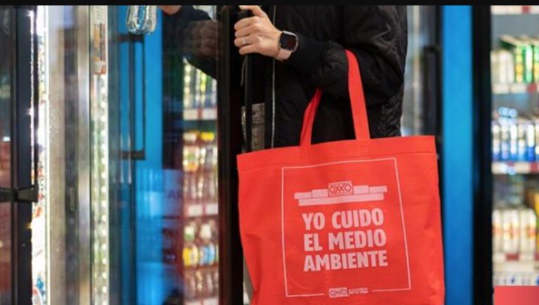 Oxxo se compromete a cumplir con la ley de plásticos de un solo uso en Quintana Roo