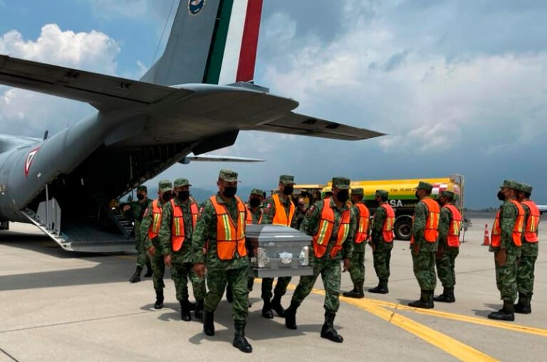 México inicia repatriación de migrantes fallecidos en tráiler de Texas; estiman dos vuelos más