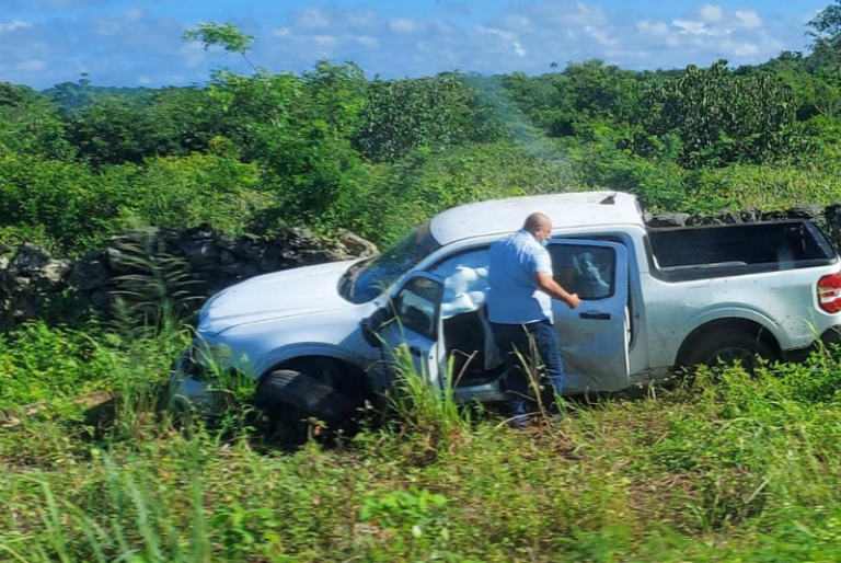 Dos lesionados tras perder el control del volante en la Mérida- Tizimín