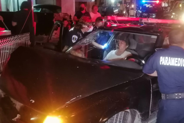 Fuerte impacto contra un muro deja a una mujer herida