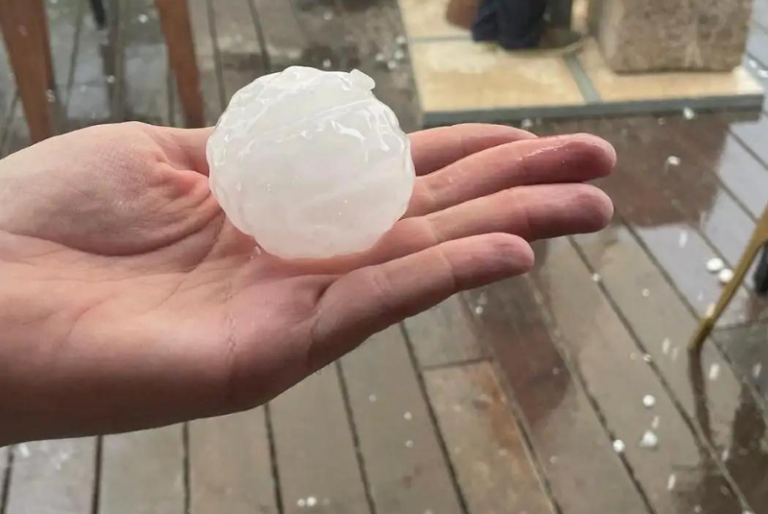 Muere bebé por impacto de bola de hielo durante tormenta de granizo en España