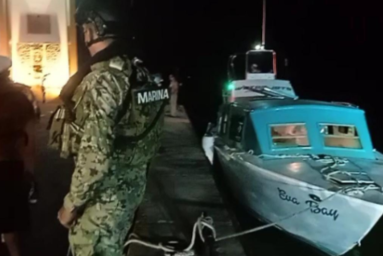 Rescatan a 60 turistas de embarcación que naufragó en Chetumal