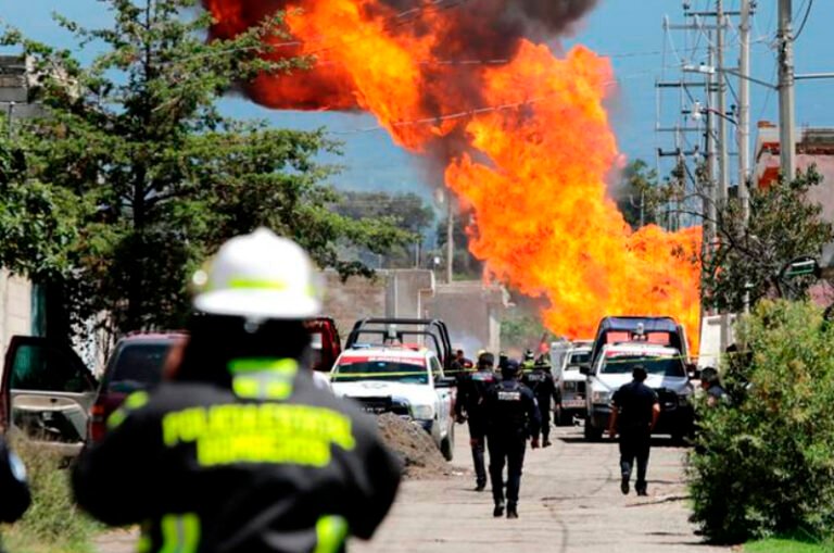 Obra provoca perforación y explosión en ducto de Pemex en Amozoc