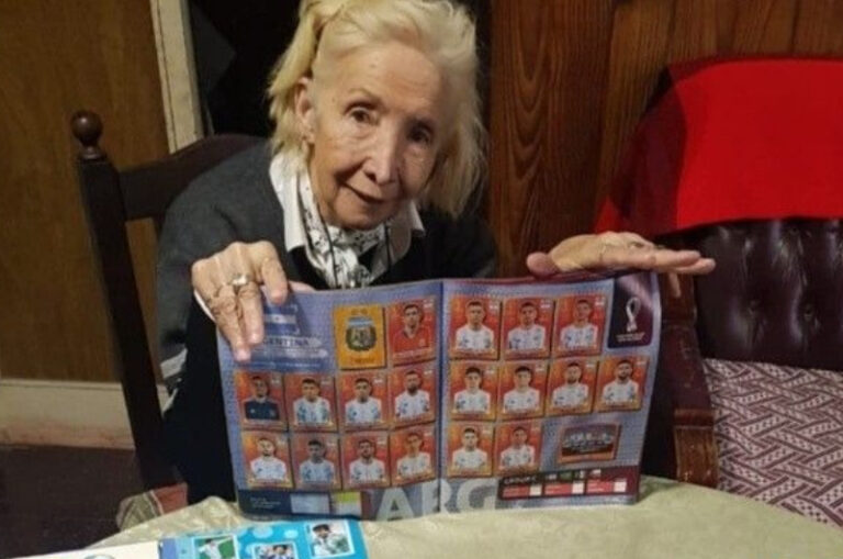 Abuelita gasta su pensión en estampas Panini del Mundial Qatar 2022