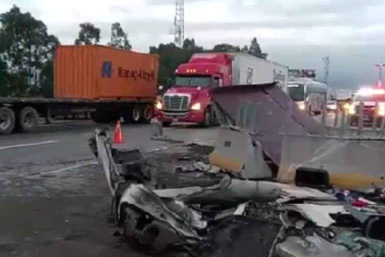 Tráiler sin frenos y embiste tres camionetas en la México-Puebla; hay un muerto: VIDEO