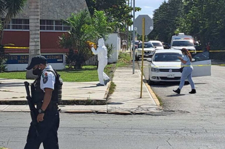 Matan a balazos a un hombre afuera de una escuela en Cozumel