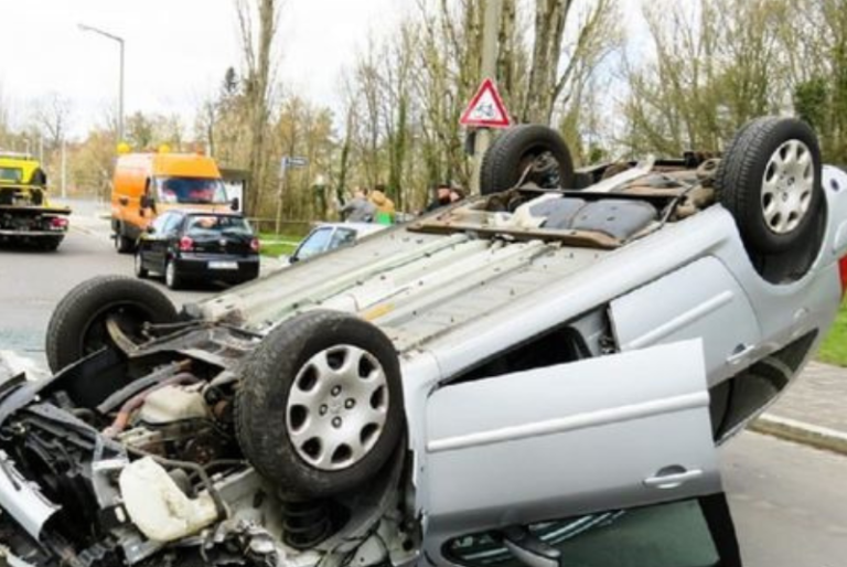 Vehículo queda volcado durante ocho horas en la Mérida- Motul