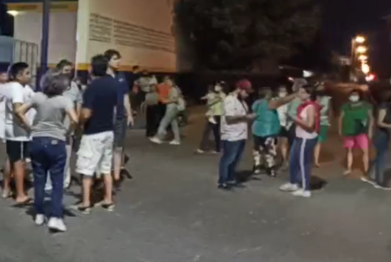 Guiador se abre paso entre manifestantes para evitar ser agredido en Paseos de las Fuentes