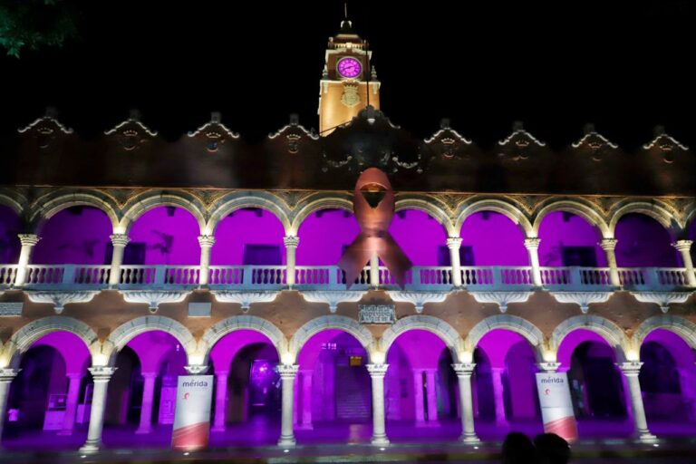 Iluminan de rosa el Palacio Municipal de Mérida en conmemoración del “Día mundial de la lucha contra el cáncer de mama”