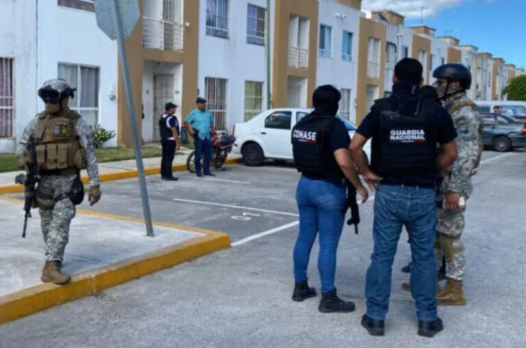 Aseguran a dos presuntos sicarios en el fraccionamiento La Joya de Cancún