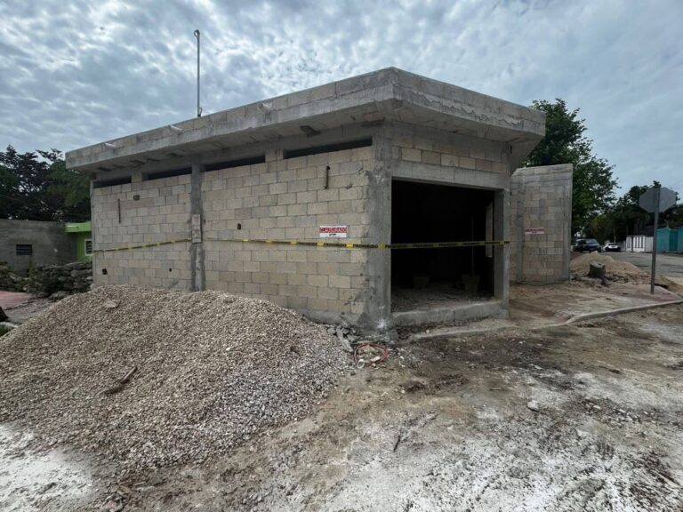 Clausuran construcción por invadir banqueta y carecer de permisos en Tizimín