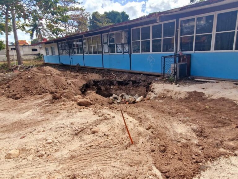 Crece alarma en Ticul por socavón cercano a primaria; padres piden intervención inmediata