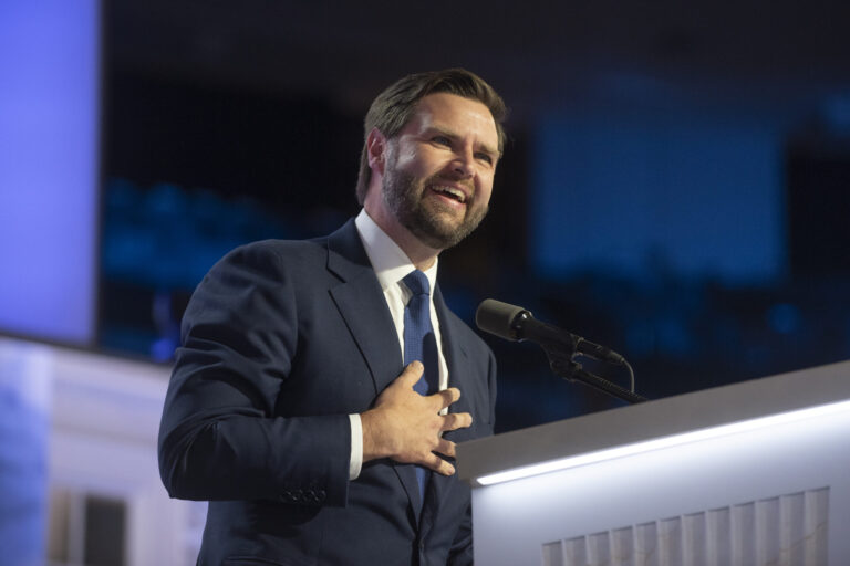«Cómo JD Vance Pasó de Medio América a la Vicepresidencia»