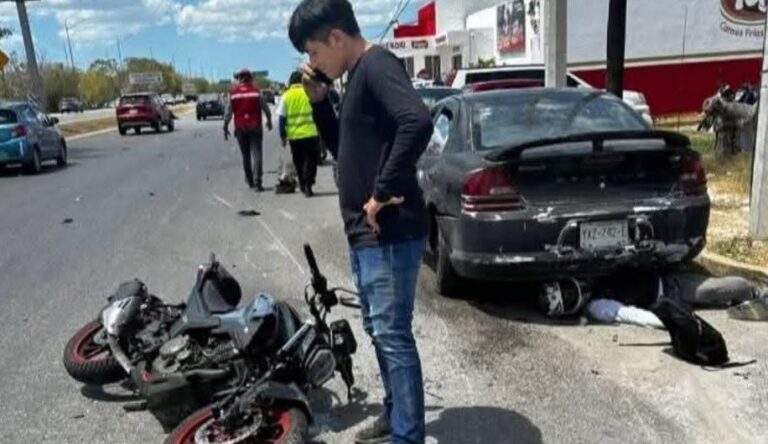 Dos jóvenes resultan heridos tras chocar contra vehículo estacionado en el Periférico de Mérida