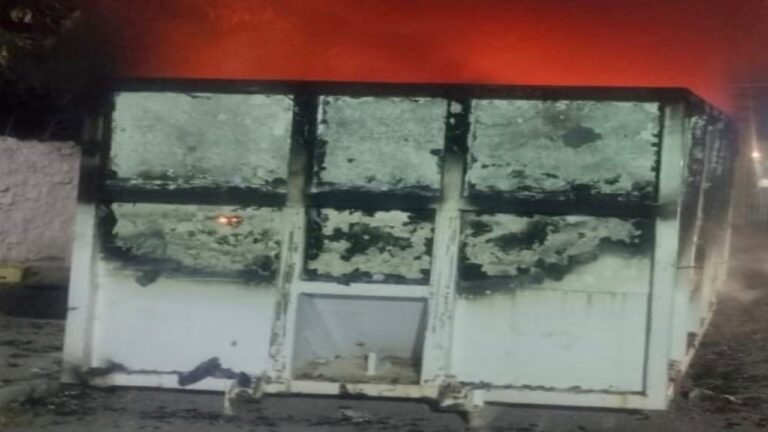 INCENDIO EN PLENO CENTRO DE MÉRIDA: ARDE CONTENEDOR DE BASURA DURANTE LA MADRUGADA