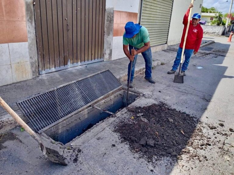 Refuerzan limpieza de pozos y rejillas en Kanasín para prevenir inundaciones durante temporada de lluvias