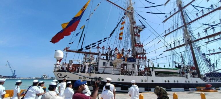 Entre música y aplausos, recibe Progreso al Buque Escuela “Simón Bolívar” de Venezuela