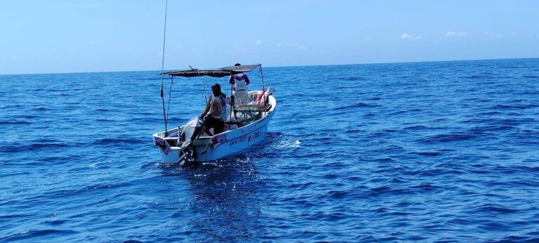 Rescatan a pescadores de Telchac Puerto tras quedar varados mar adentro por falla mecánica