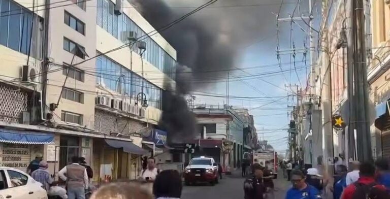 Incendio en puesto de calzado moviliza a cuerpos de emergencia en el Centro de Mérida