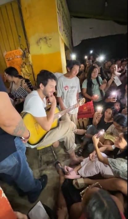 Sebastián Yatra sorprende en Chemax y convierte una visita casual en un encuentro inolvidable con sus fans