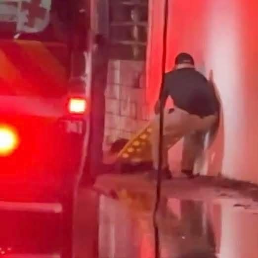 Joven de Protección Civil arriesga su vida y rescata a mujer atrapada por descarga eléctrica en calles inundadas