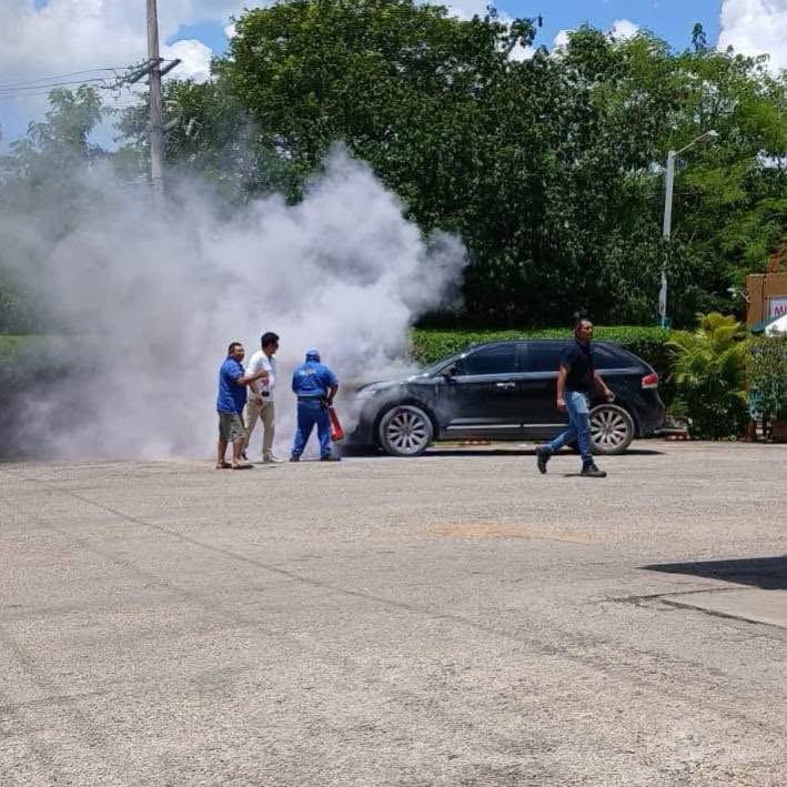 Se incendia camioneta dentro de gasolinera en Tizimín; empleados evitan una tragedia