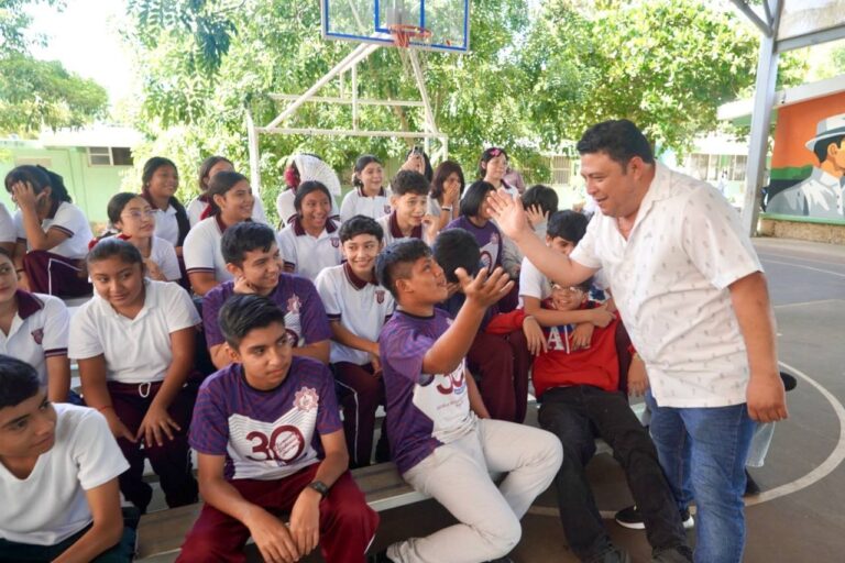 Entrega el Ayuntamiento de Kanasín computadoras a alumnos de la Secundaria Técnica 71