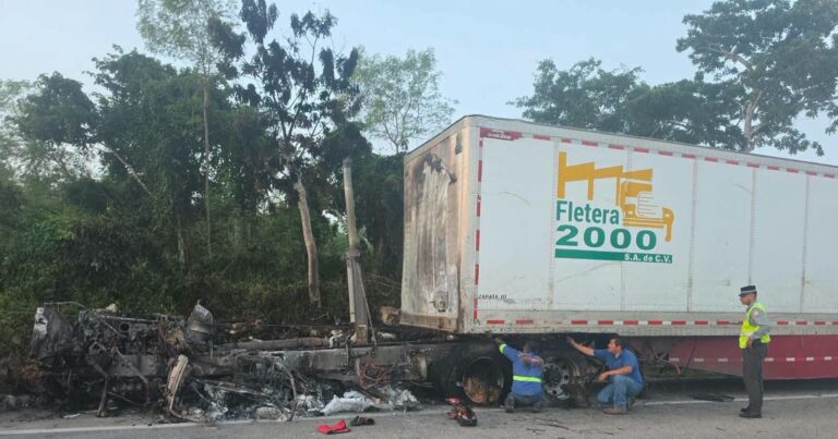 Tractocamión sale de la Mérida-Cancún y termina envuelto en llamas