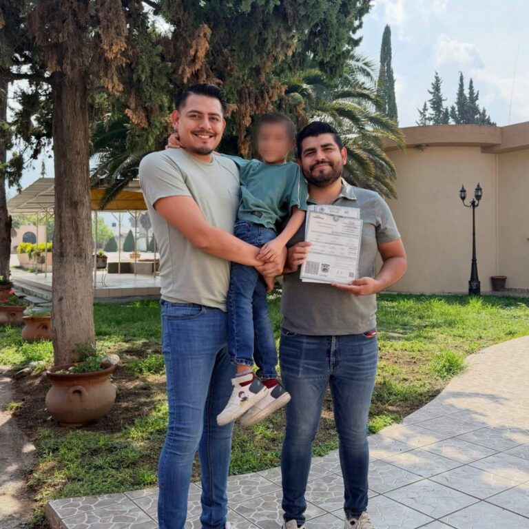 Pareja de esposos celebra la adopción de su hijo Tadeo en Monterrey