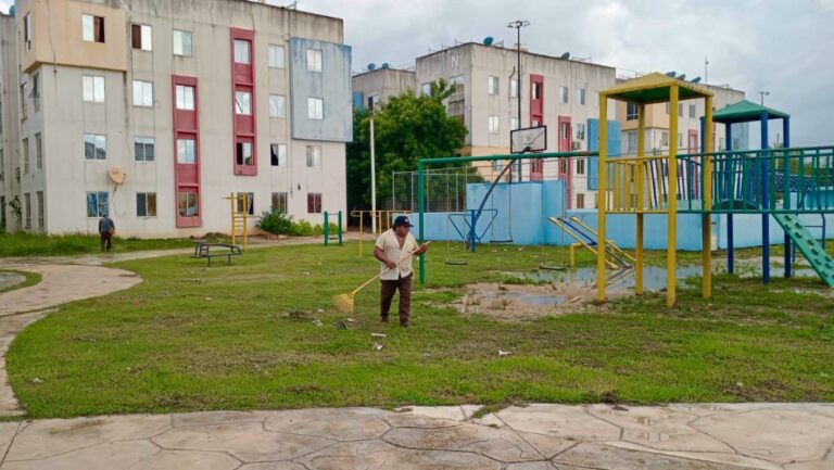 Kanasín refuerza limpieza de rejillas pluviales y áreas verdes en Villas Amanecer y Cielo Alto